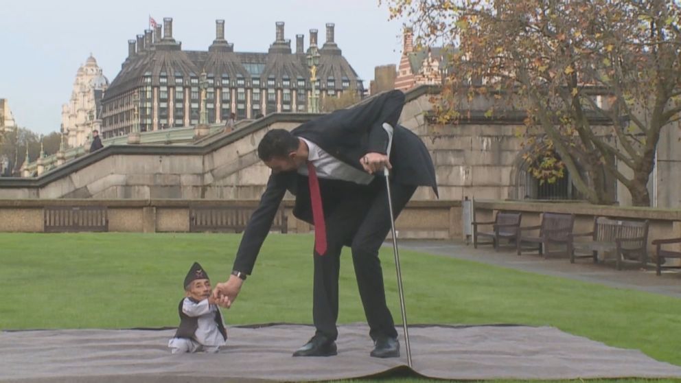 The Moment The Worlds Tallest Man Meets The Worlds Smallest Abc News