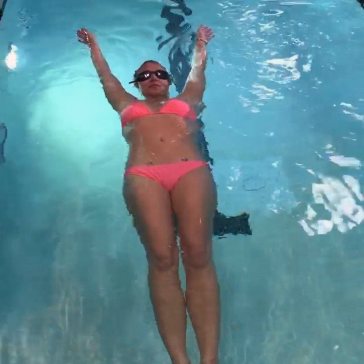 Бритни Спирс в бассейне
