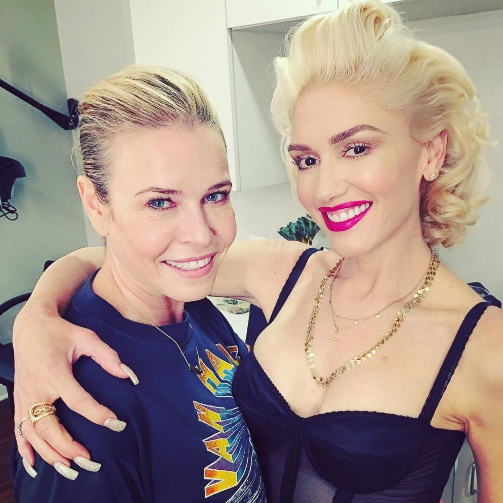 Chelsea Handler Snaps A Selfie With Gwen Stefani Picture Celebrities On Social Media ABC News