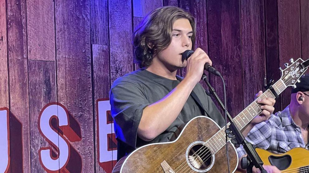 Gwen Stefani S Son Kingston Performs At Blake Shelton S Oklahoma Bar