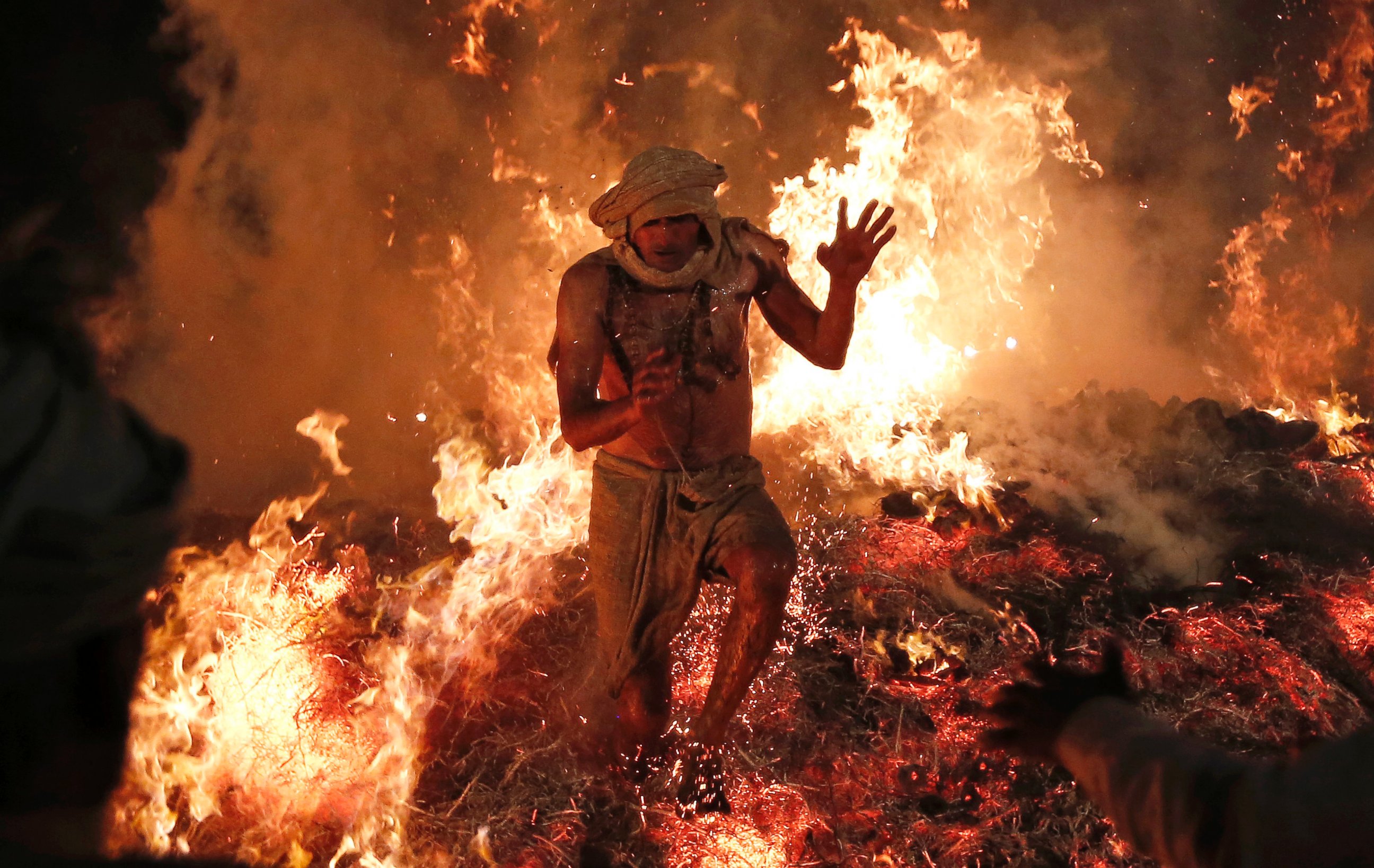 Фестиваль Холи Индия огонь