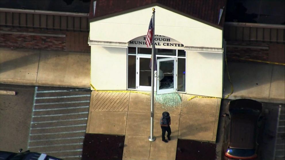 WATCH: Courthouse shooting leaves 1 dead, 4 injured, including officer