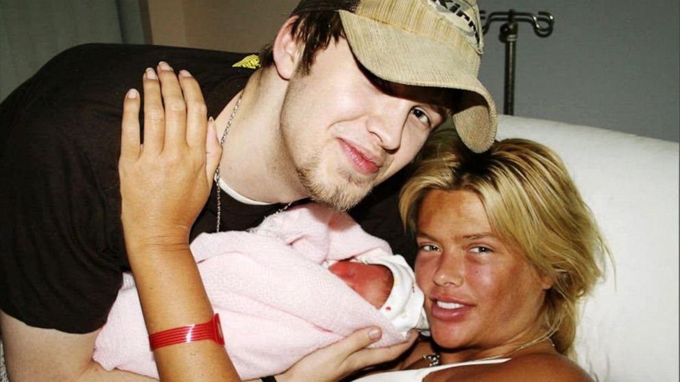 Video Anna Nicole Smith gives birth to baby girl but loses son soon after