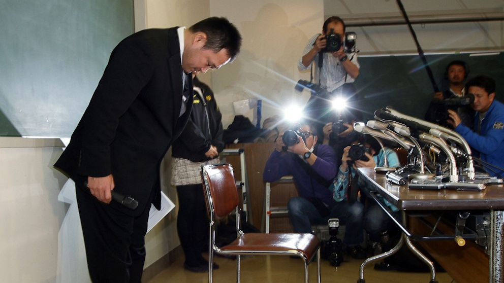 Japanese national women's judo head coach Ryuji Sonoda bows as he announces his resignation in Tokyo on January 31, 2013 after allegations emerged he had beaten his athletes with wooden swords.