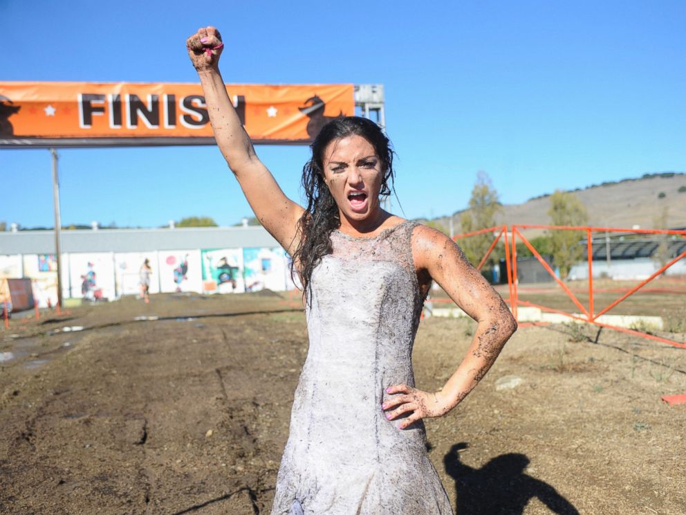 PHOTO: Jillian Anderson winning the mud run on The Bachelor.