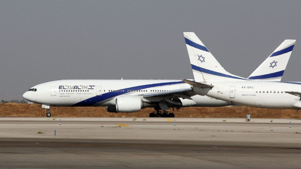 PHOTO: Two Israeli EL-AL airplanes maneuver on the tarmac at Ben Gurion International airport