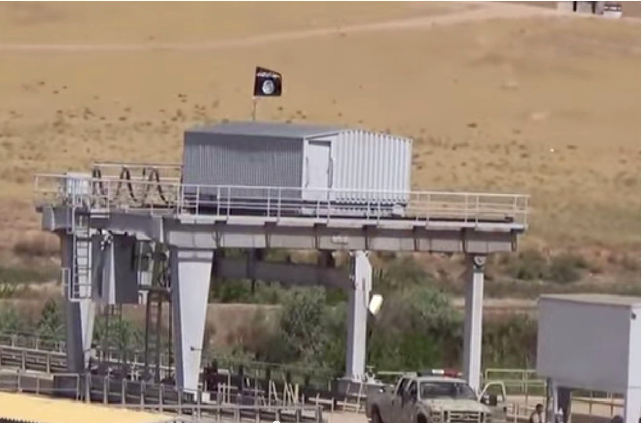PHOTO: Islamic State Flag at Mosul Dam