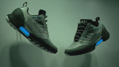 Nike unveils new marathon running shoes Video - ABC News Now Playing: Nike to Sell Self-Lacing Shoes for 2016 Holiday Season