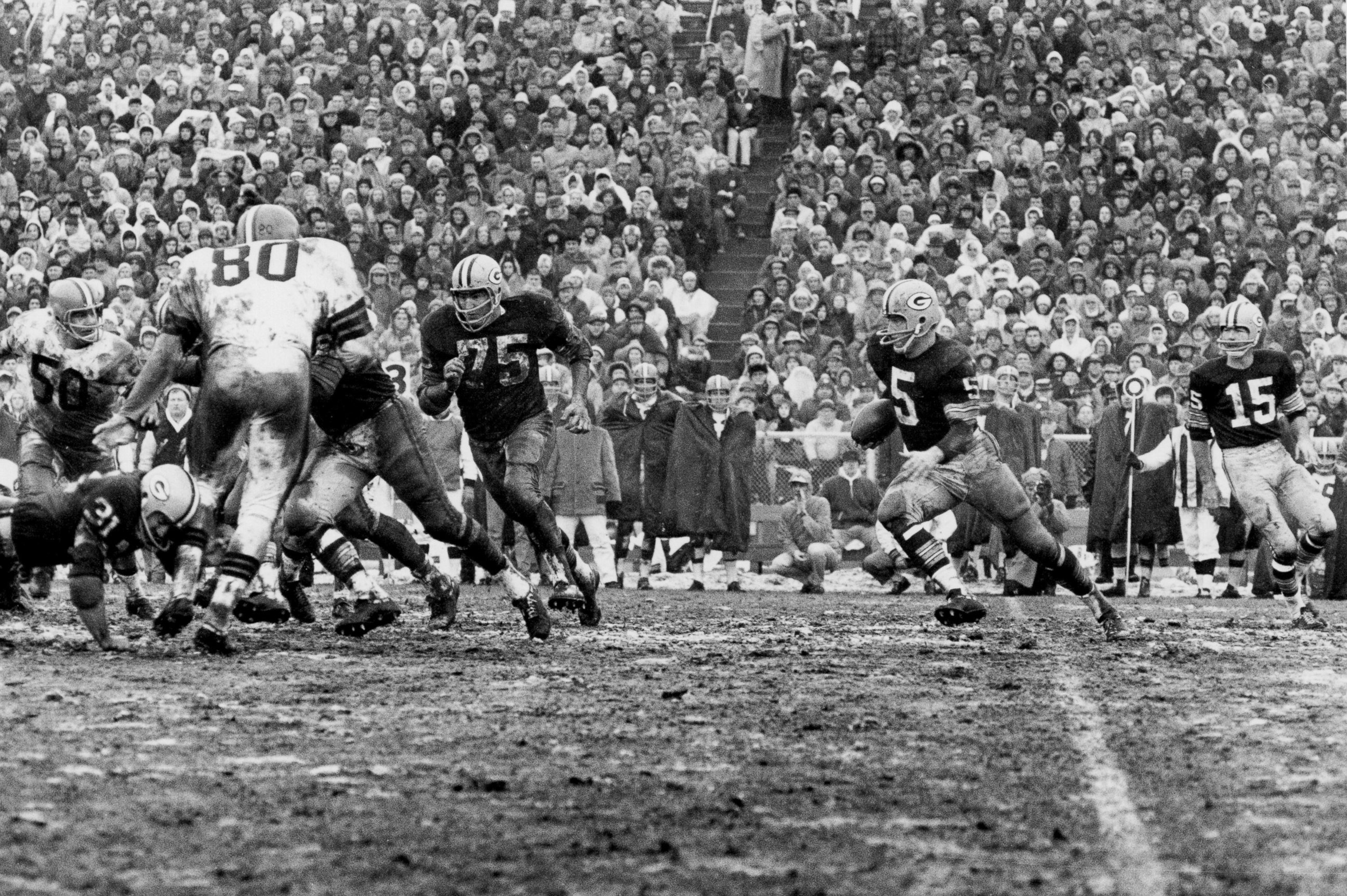 PHOTO: Green Bay Packers Hall of Fame halfback Paul Hornung on a carry in a 23-12 win over the Cleveland Browns in the 1965 NFL Championship Game on Jan. 2, 1966 at Lambeau Field in Green Bay, Wisconsin.