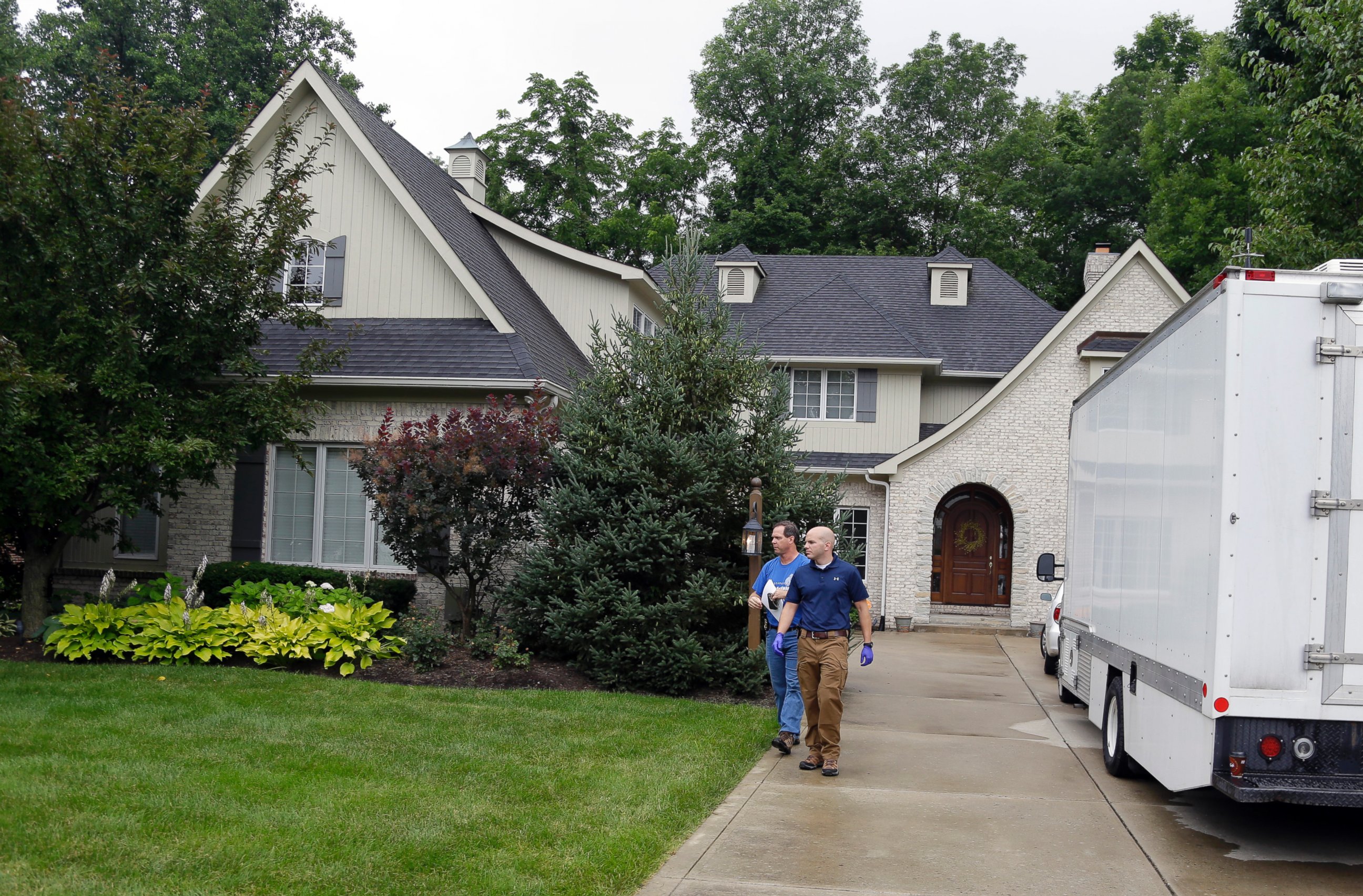 PHOTO:Federal authorities walk outside of the home of Jared Fogle,  July 7, 2015, in Zionsville, Ind. 