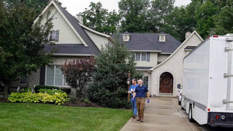 PHOTO:Federal authorities walk outside of the home of Jared Fogle,  July 7, 2015, in Zionsville, Ind. 
