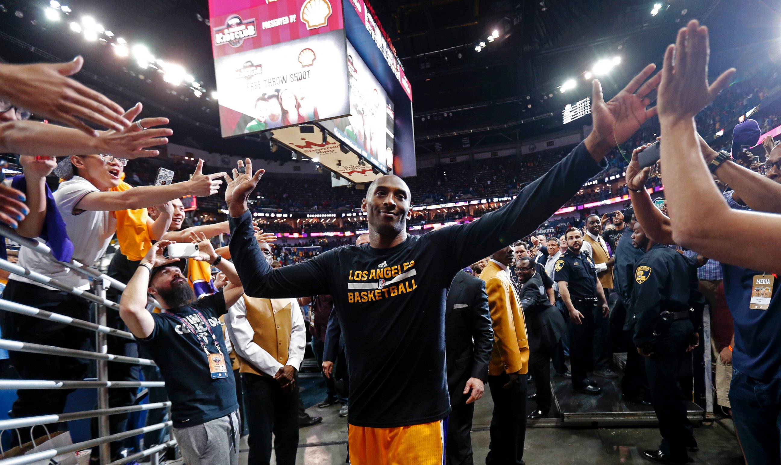 Los Angeles Lakers forward Kobe Bryant greets fans as he leaves the court after the team's NBA basketball game against the New Orleans Pelicans in New Orleans, April 8, 2016. 