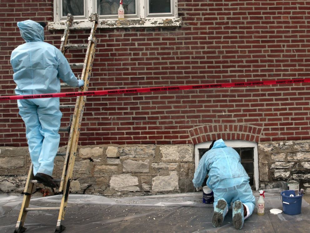 PHOTO: Maurice Ohuonu, left, Henry Gates and Marcel Washington, make up one of three lead abatement teams that remove lead paint from homes in St. Louis, Feb. 26, 2016.