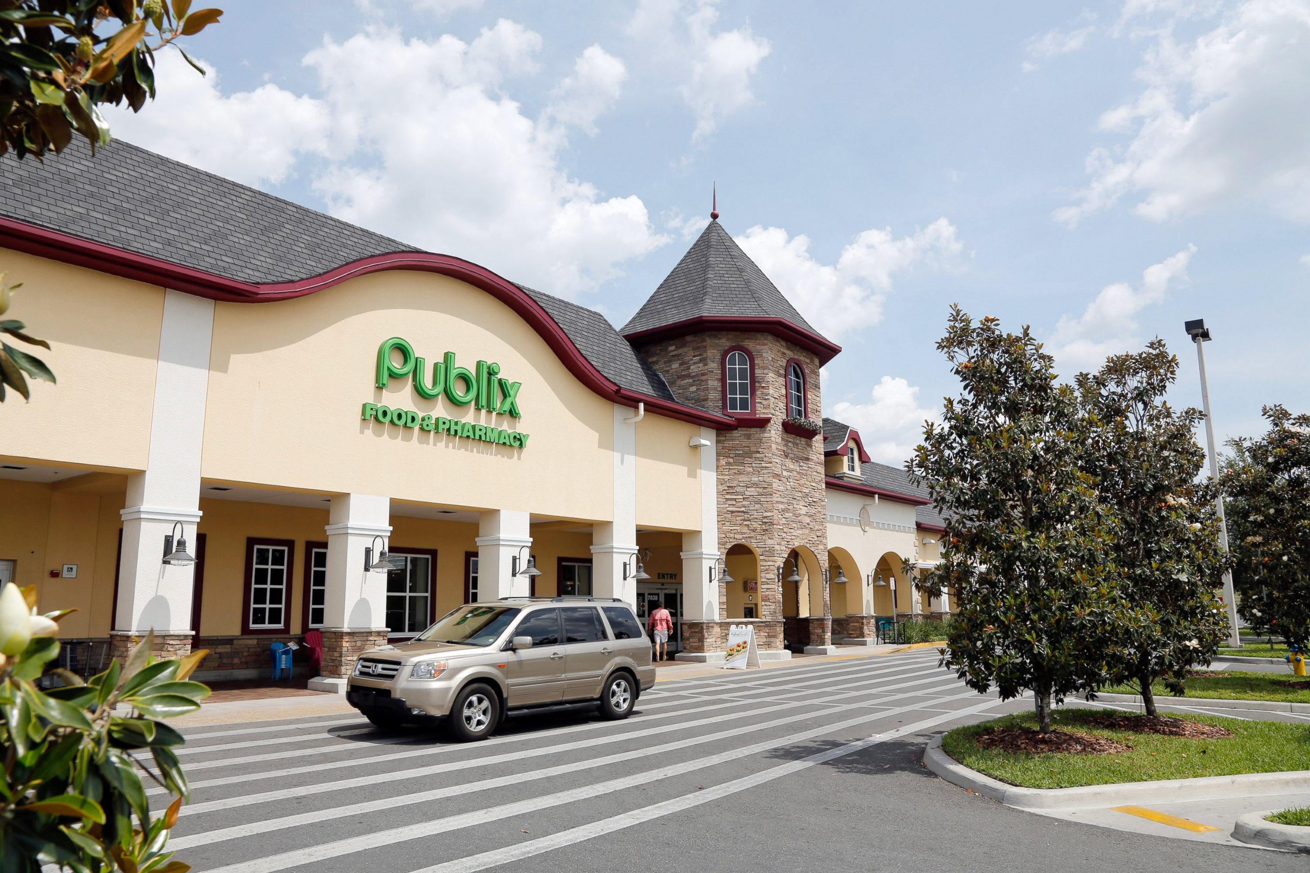 PHOTO: A vehicle passes the front of the Publix supermarket in Zephyrhills, Fla., May 19, 2013.