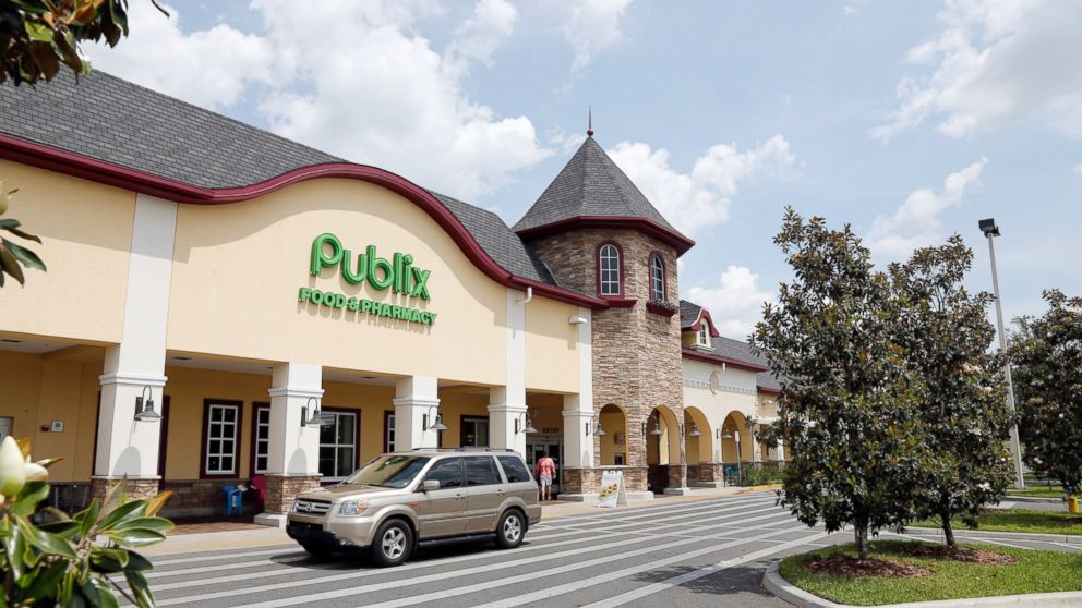 PHOTO: A vehicle passes the front of the Publix supermarket in Zephyrhills, Fla., May 19, 2013.