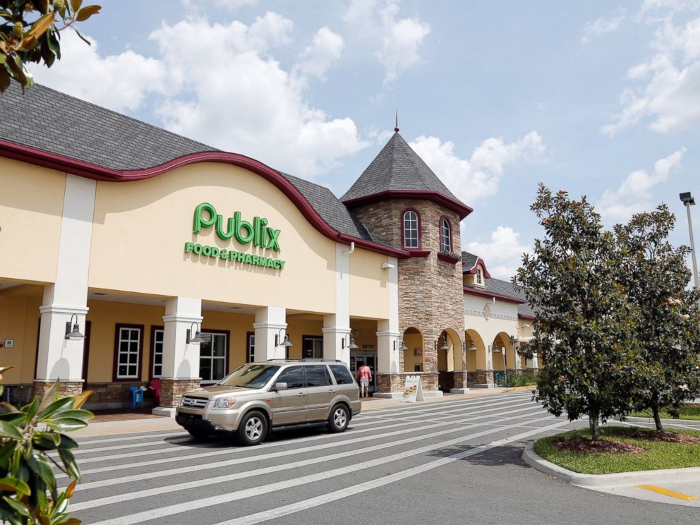 PHOTO: A vehicle passes the front of the Publix supermarket in Zephyrhills, Fla., May 19, 2013.