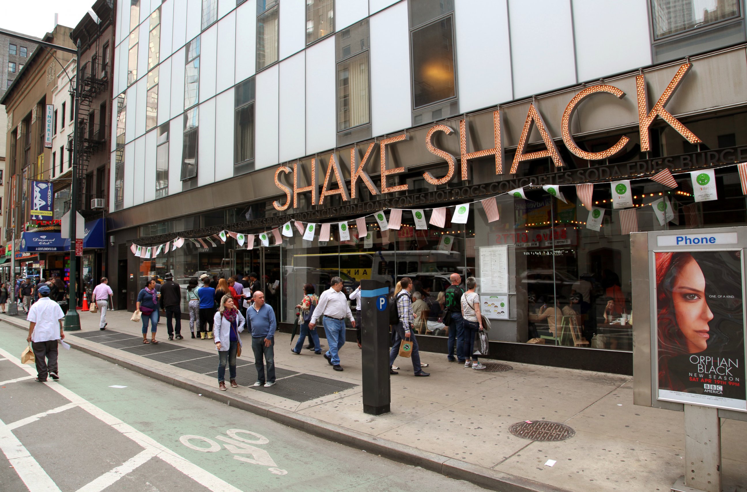 PHOTO: Pedestrians walk by a Shake Shack in New York's theater district, May 21, 2014. 