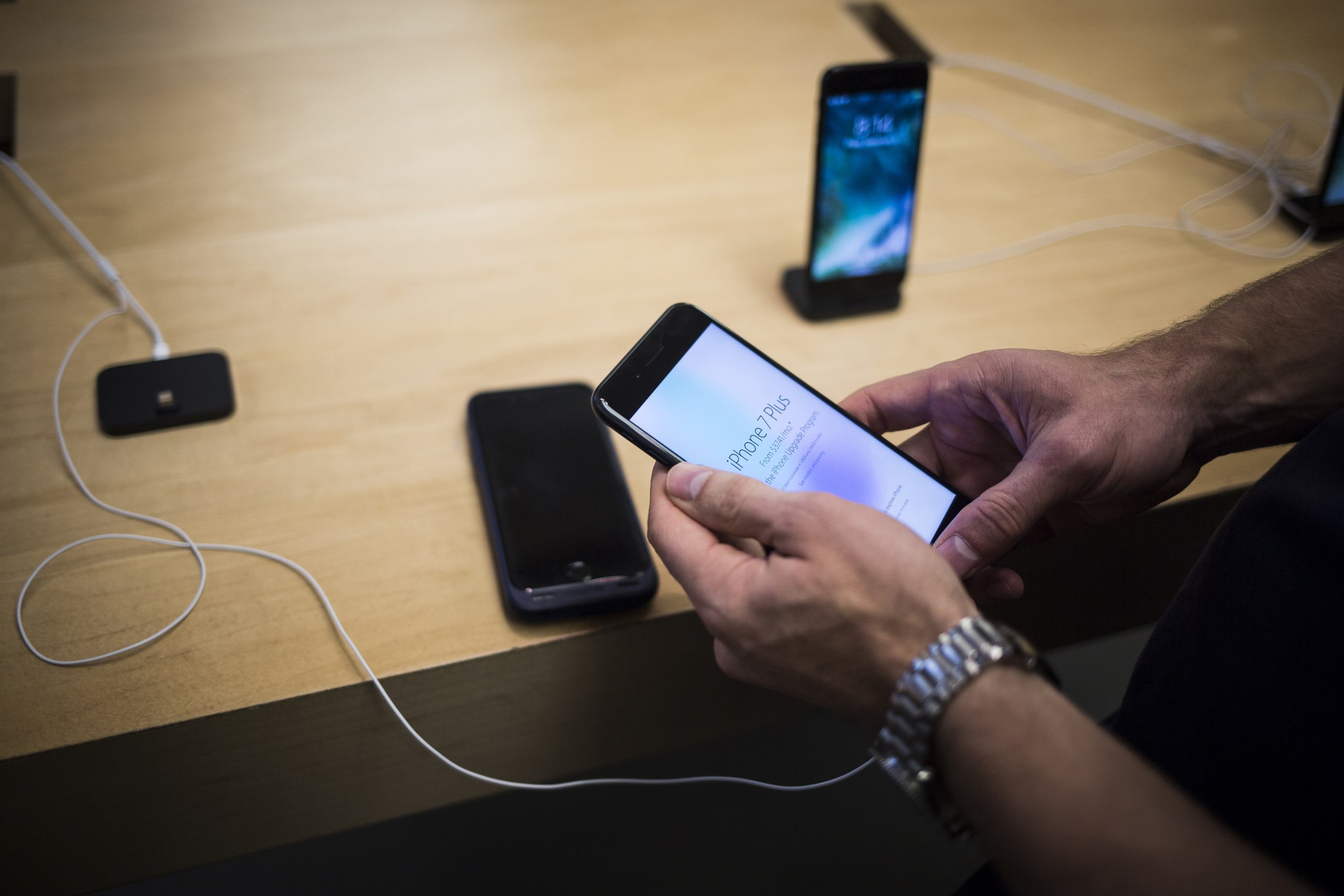 PHOTO: A customer views an iPhone 7 smartphone at an Apple Inc. store in New York, Sept. 16, 2016. 