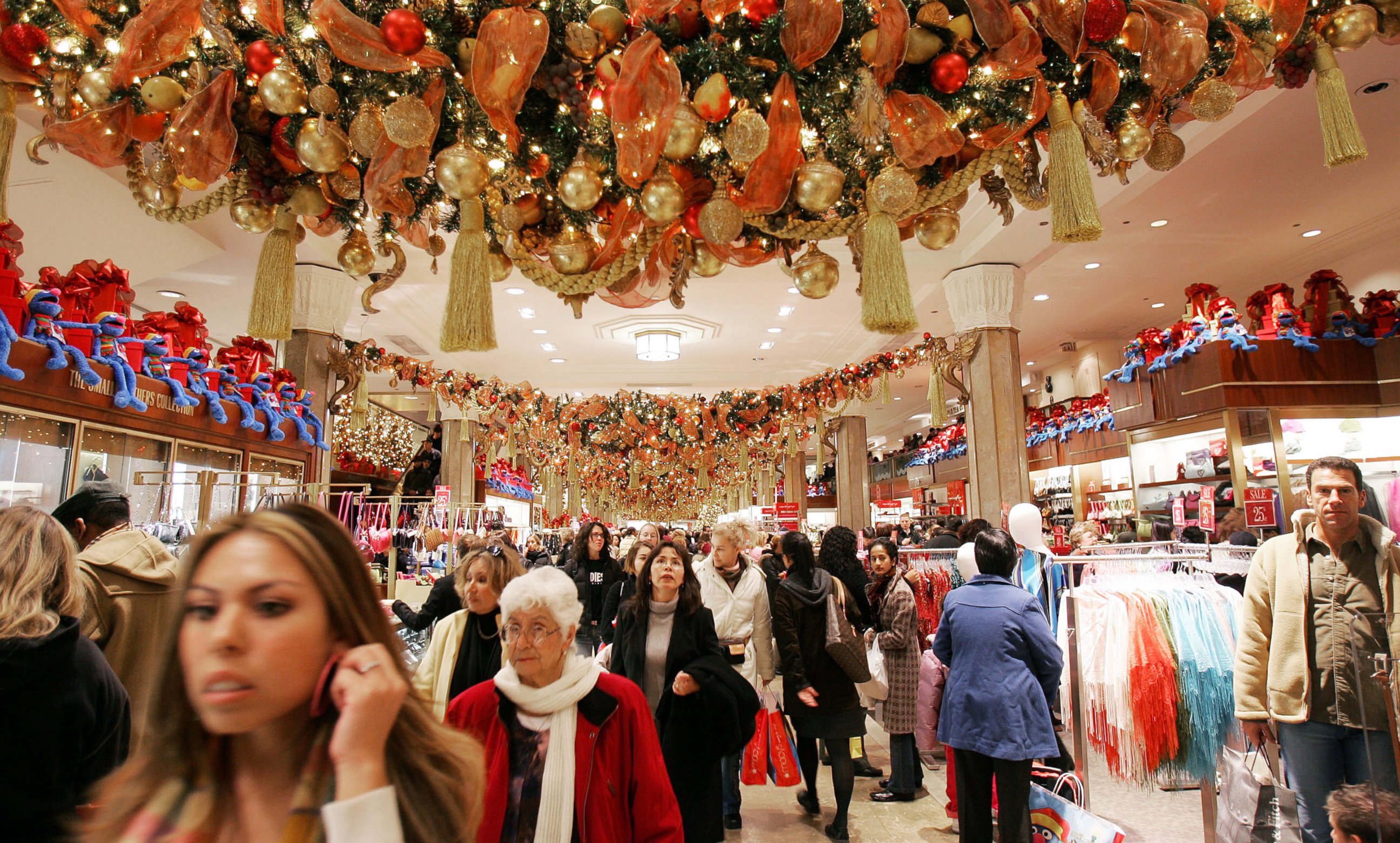 PHOTO: Retailers, like Macy's, pictured above, are warning that excess inventory and sluggish sales will force them to heavily discount merchandise this holiday season. 