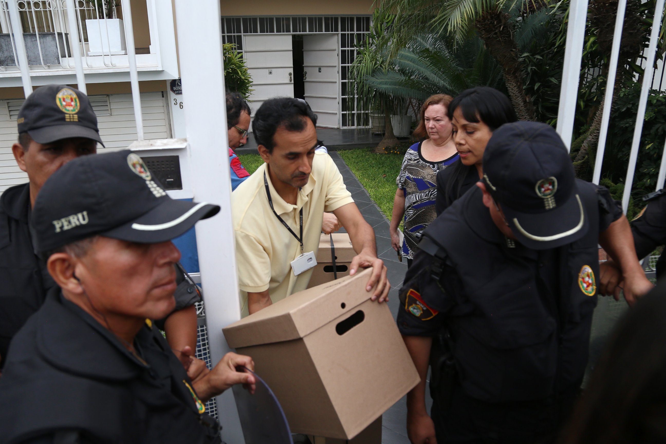 PHOTO:Tax authorities retrieve documents from the Mossack Fonseca offices escorted by police during a raid in Lima on April 11, 2016. Peruvian authorities raided a branch of Mossack Fonseca in Lima.