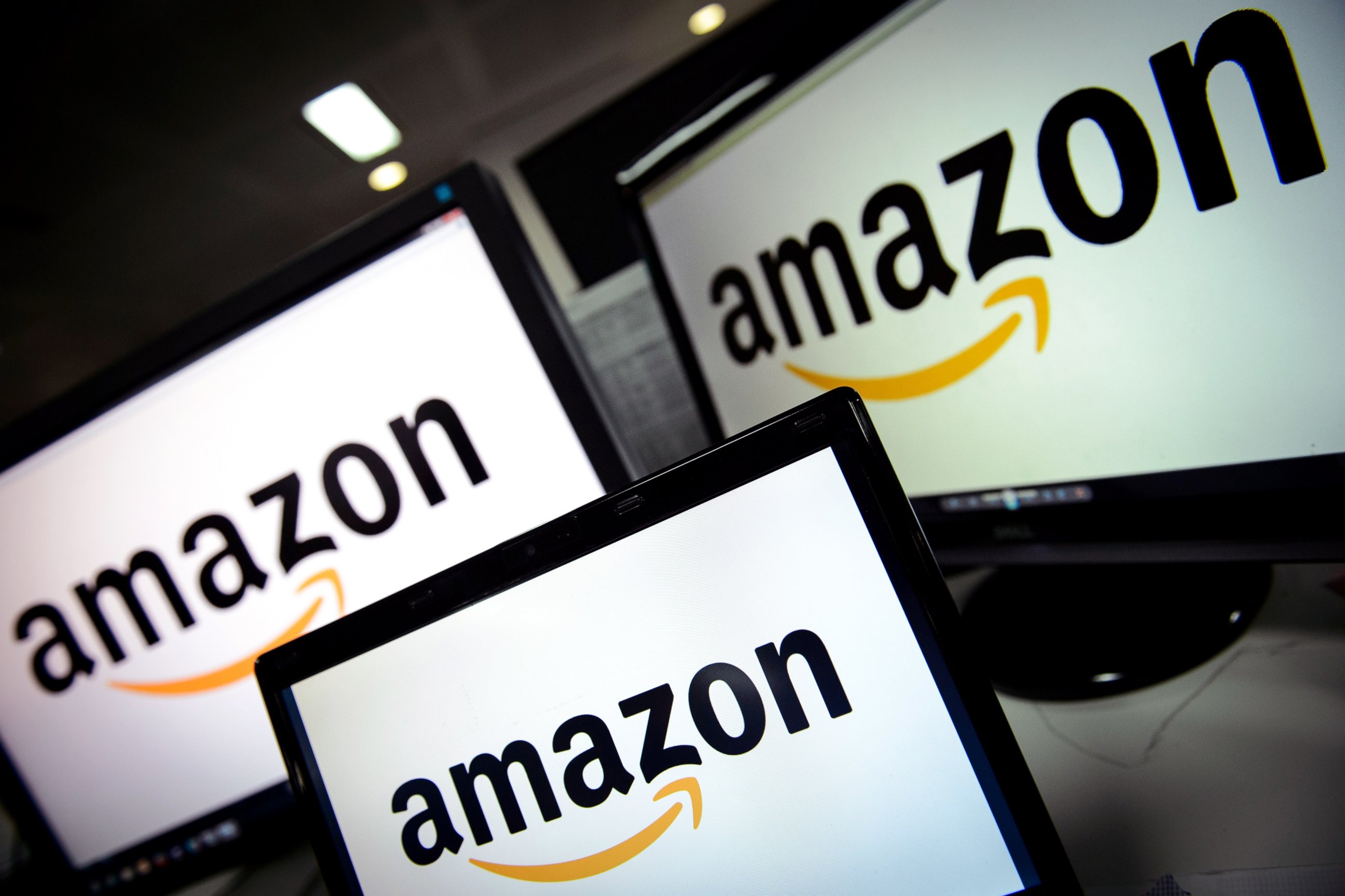 PHOTO: A picture shows the logo of the online retailer Amazon dispalyed on computer screens in London, Dec. 11, 2014.