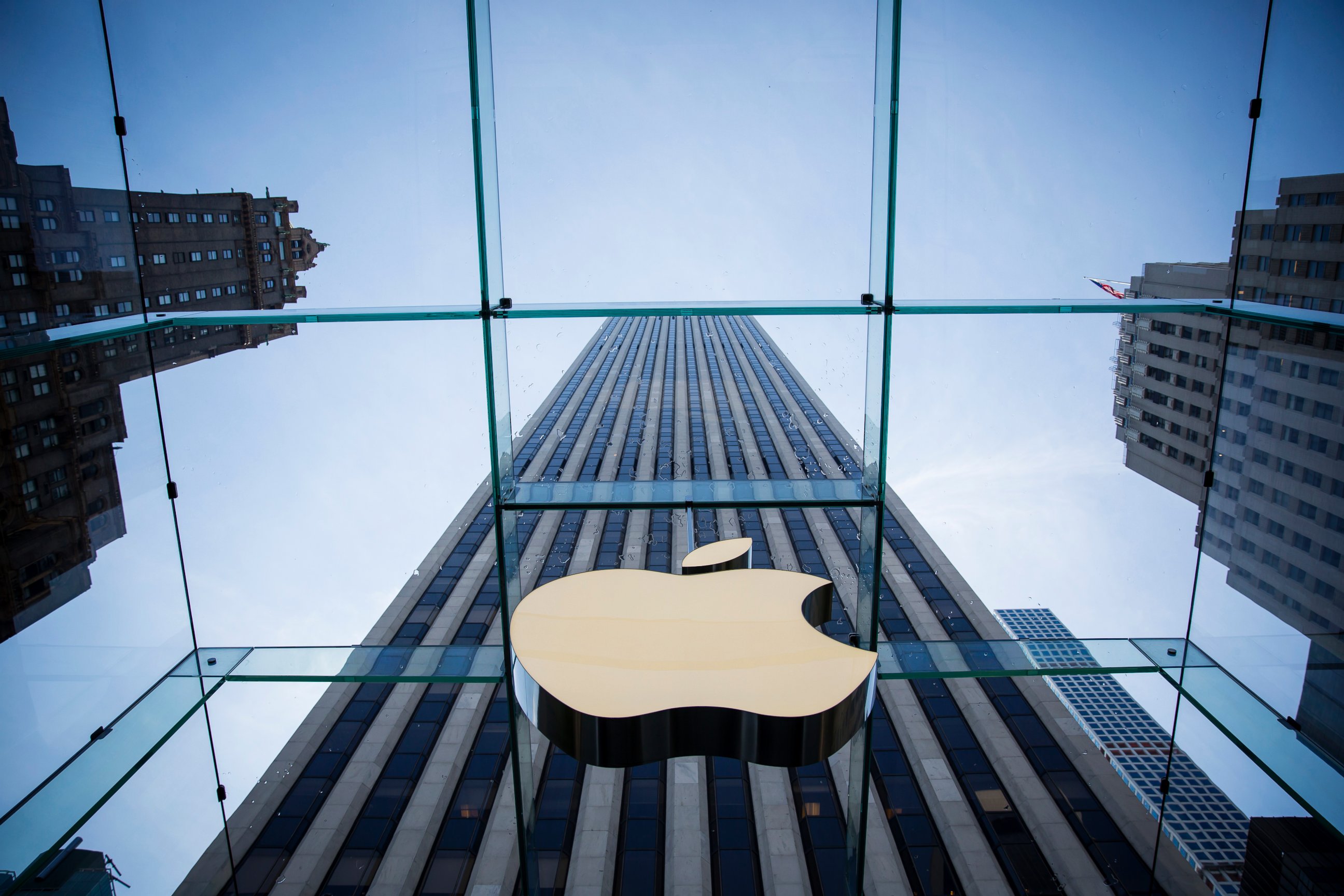 PHOTO: The Apple logo is displayed at the Apple Store on Fifth Avenue in New York City, June 17, 2015. 