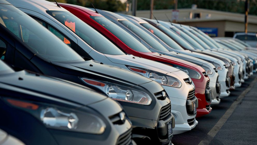 PHOTO: Ford Motor vehicles sit on the dealership lot in Plainfield, Ill., July 23, 2014.