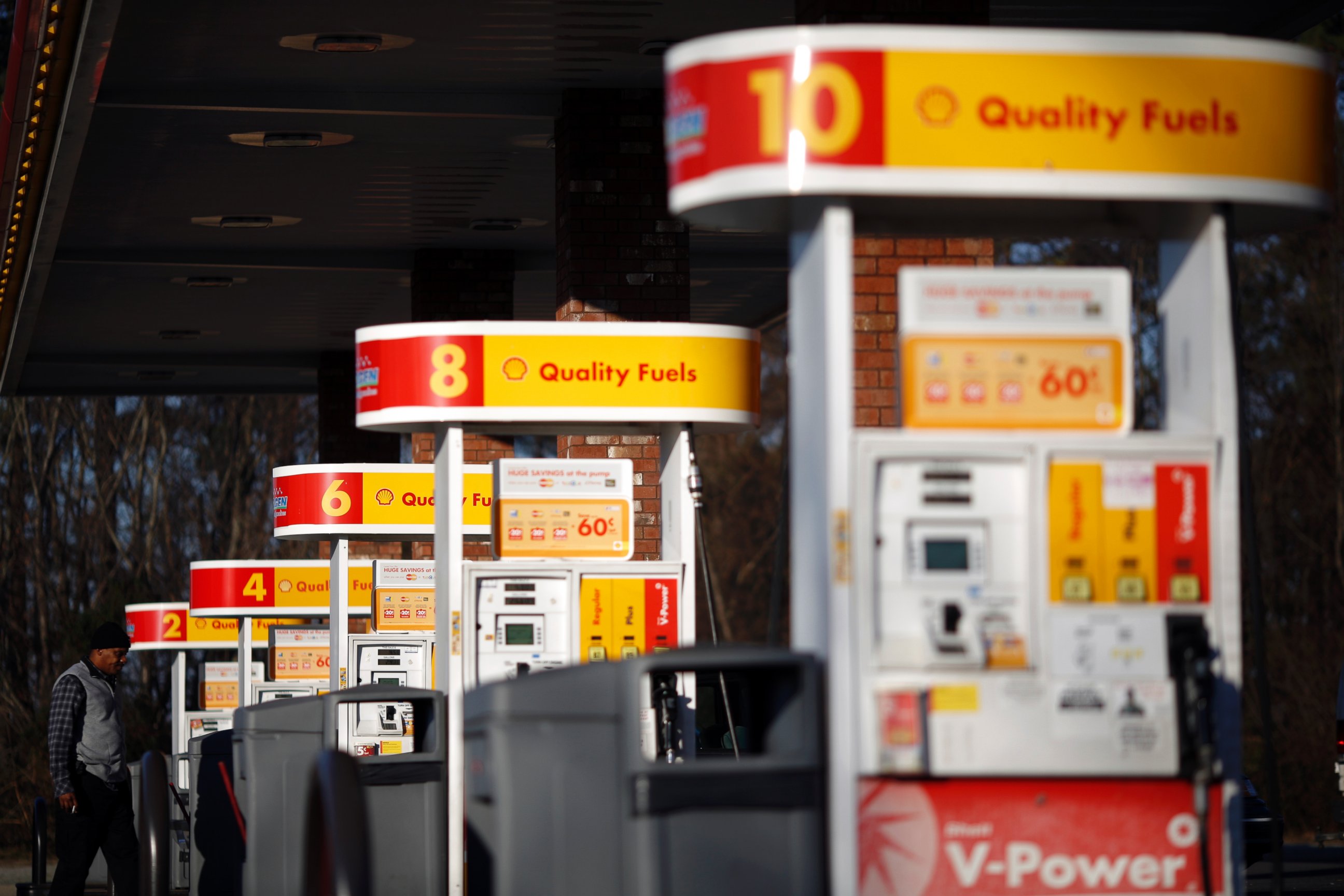 PHOTO: A Shell gas station is pictured in Portland, Tenn. on Jan. 16, 2015. 
