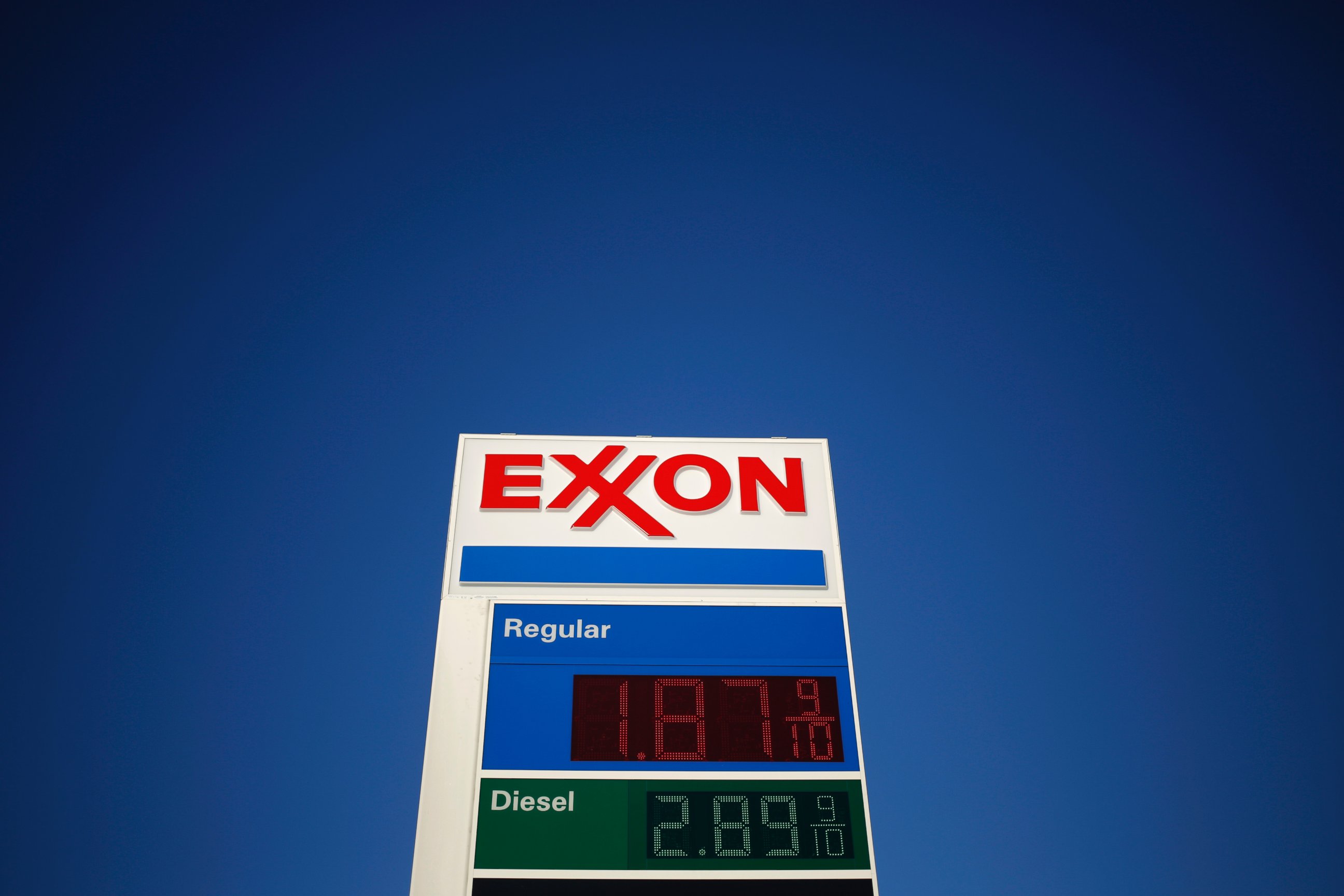 PHOTO: The price of unleaded gasoline is advertised at an Exxon Mobil Corp. gas station in Portland, Tenn. on Jan. 16, 2015.