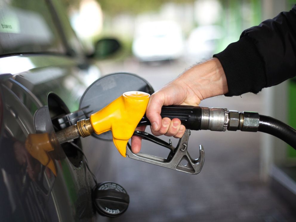 PHOTO: Lower gas prices may lead many consumers to shift spending, boosting holiday sales at retailers.