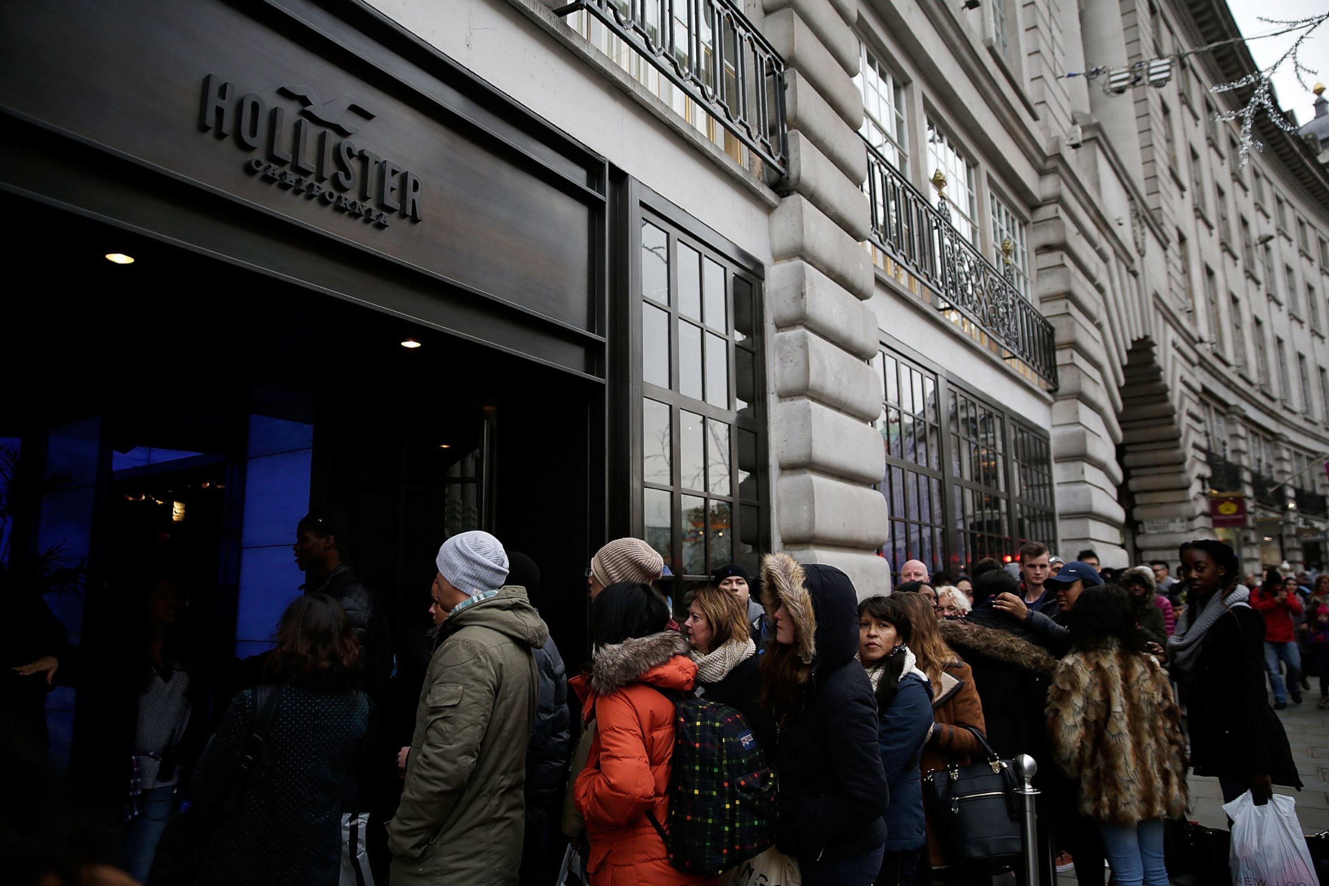 PHOTO: Shoppers queue to enter the Hollister retail store on Regent Street during the Boxing Day sales on Dec. 26, 2013 in London. 