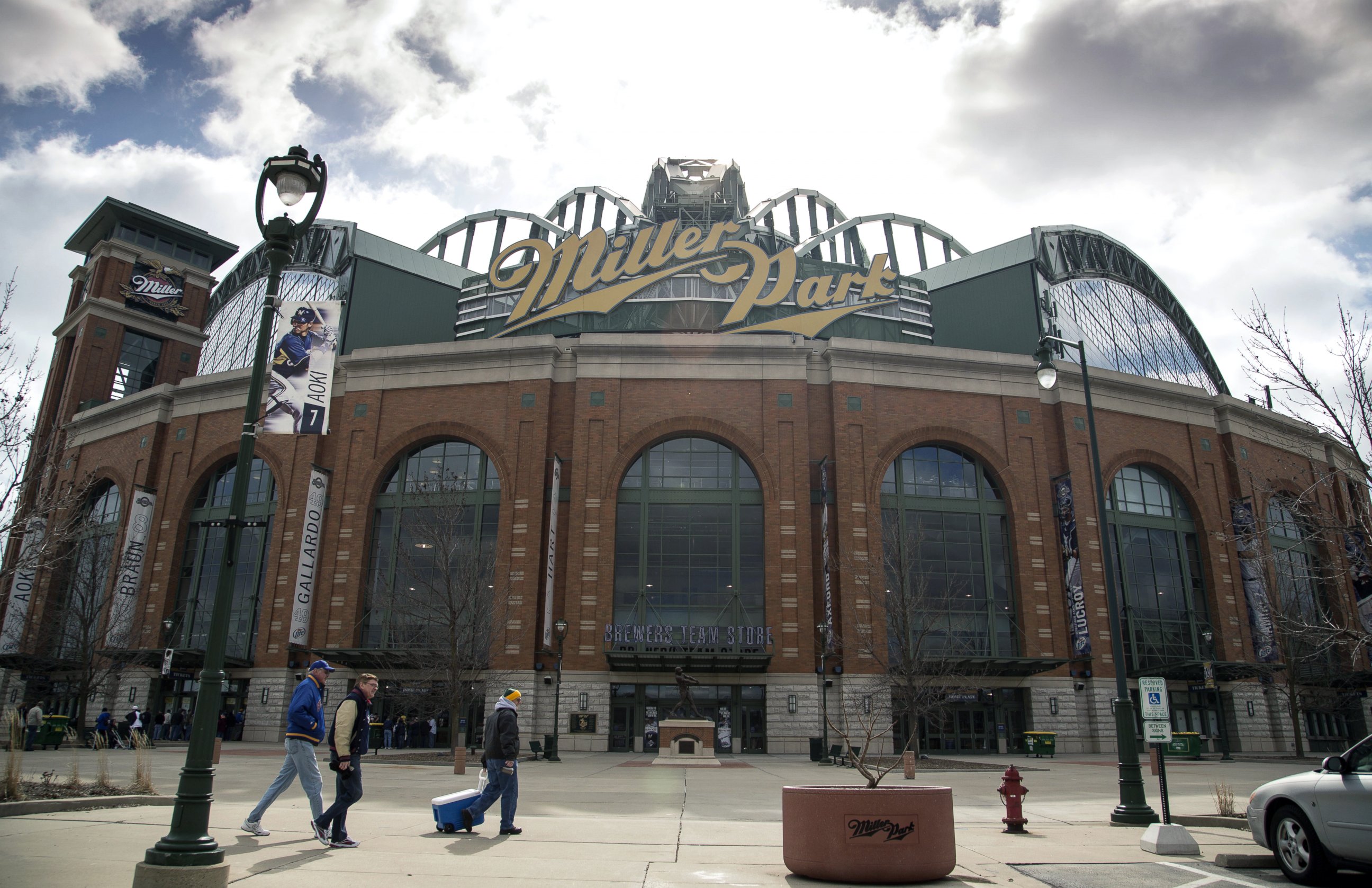 PHOTO: Fans arrive at the stadium before the game between the Milwaukee Brewers and Colorado Rockies on opening day at Miller Park, April 1, 2013, in Milwaukee.