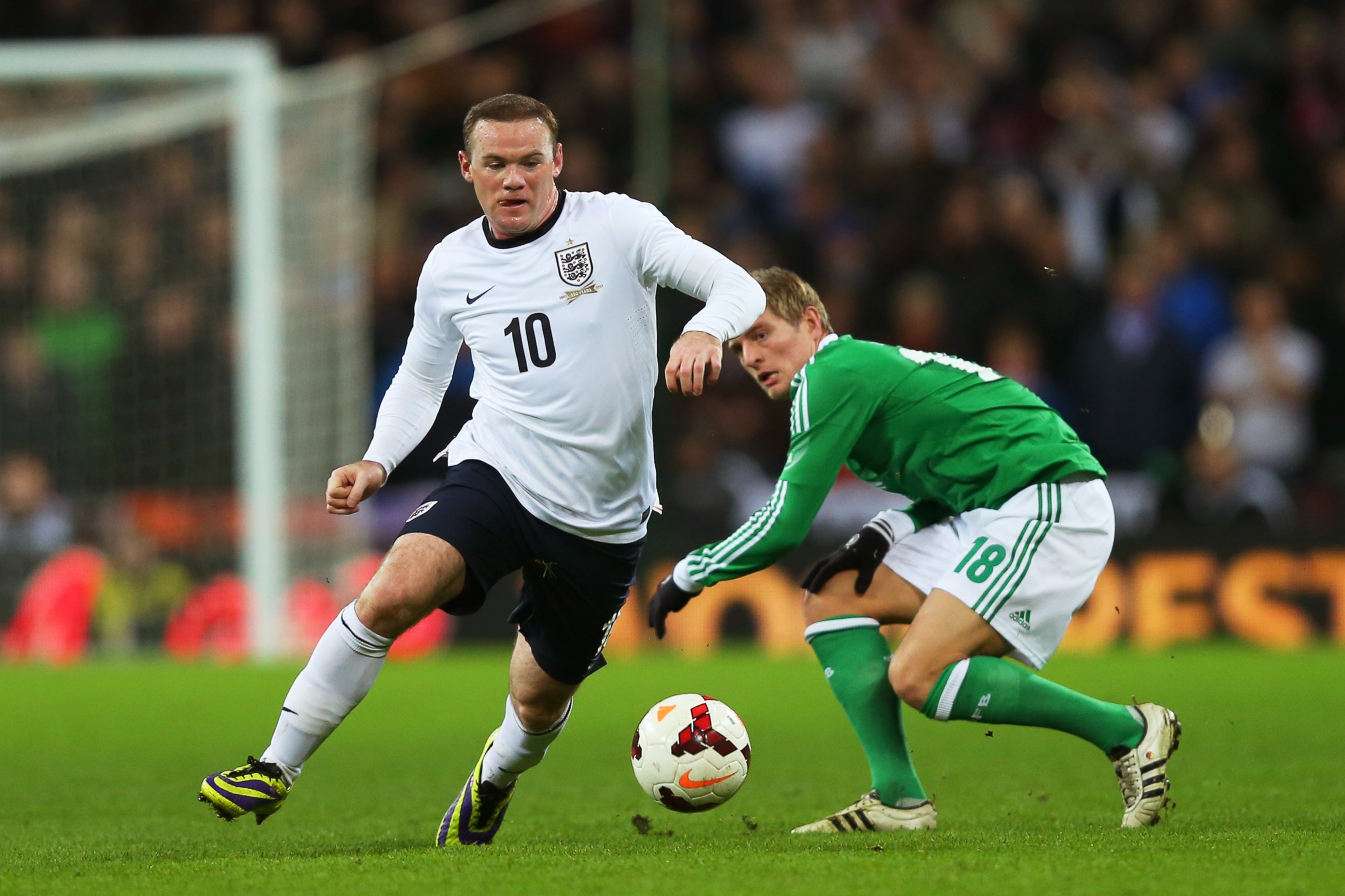 PHOTO: Wayne Rooney evades Toni Kroos of Germany 