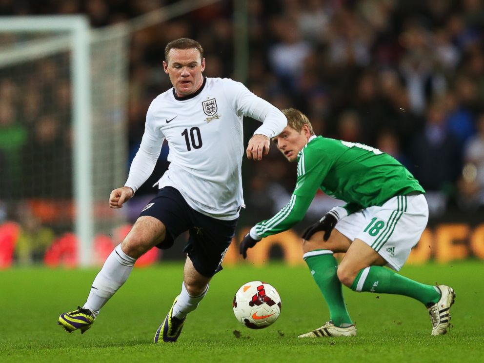 PHOTO: Wayne Rooney evades Toni Kroos of Germany