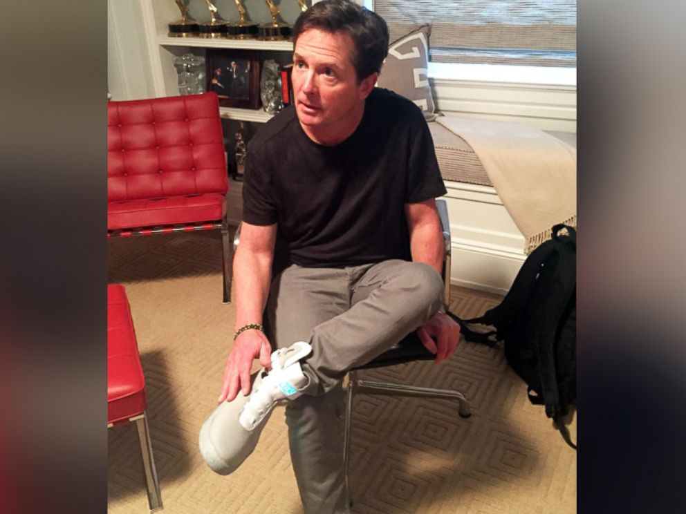 Disciplinario Empresario Orgulloso Nike Sending First 'Back to the Future' Self-Tying Shoes to Michael J. Fox  - ABC News