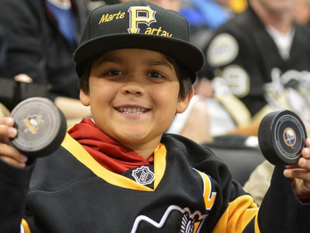 forhøjet Monetære Sædvanlig Young Pittsburgh Penguins Hockey Fan Gets Redemption After Man Steals Puck  - ABC News