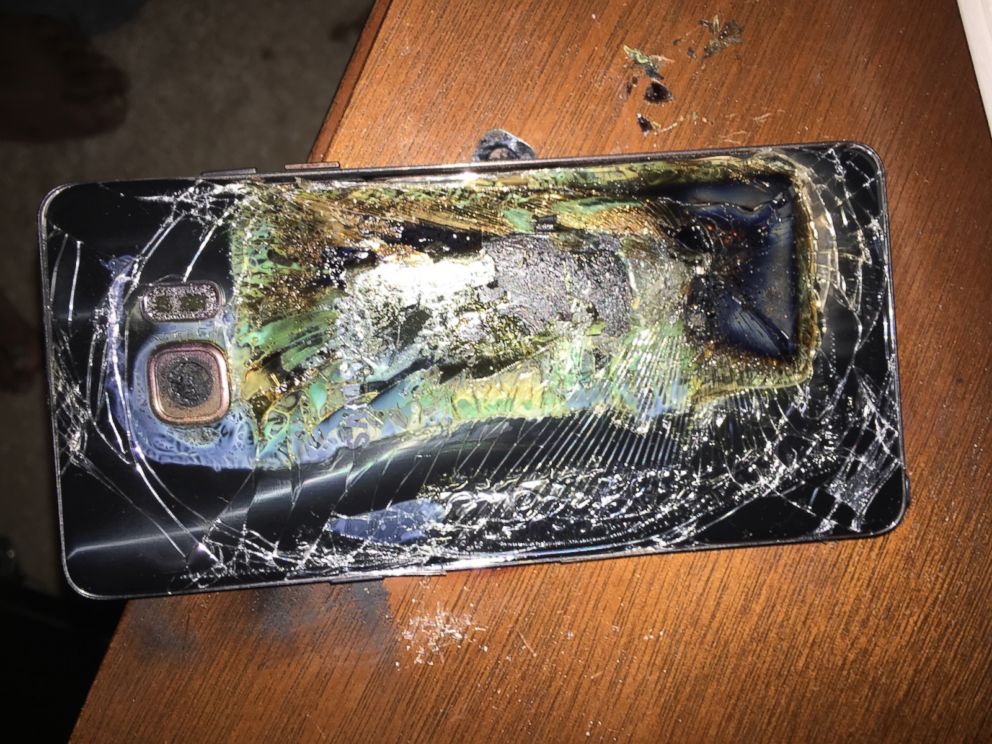 PHOTO: A photo provided by Shawn Minter to ABC News shows a phone which he claims is a replacement Samsung Note7 that overheated on Sunday.