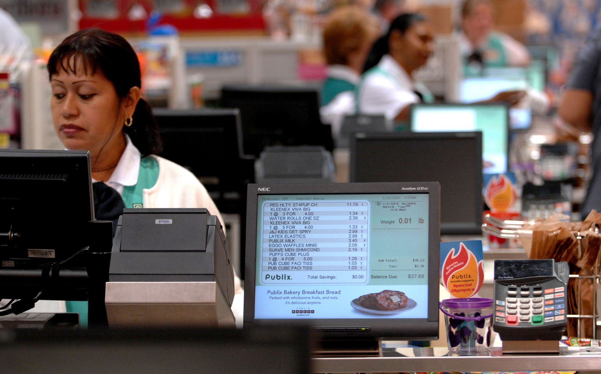 PHOTO: Casher Maria Grinzator scans items at Publix grocery store, Jan. 25, 2007, in Fort Lauderdale, Fla.