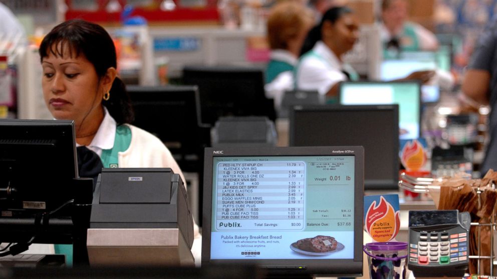 PHOTO: Casher Maria Grinzator scans items at Publix grocery store, Jan. 25, 2007, in Fort Lauderdale, Fla.