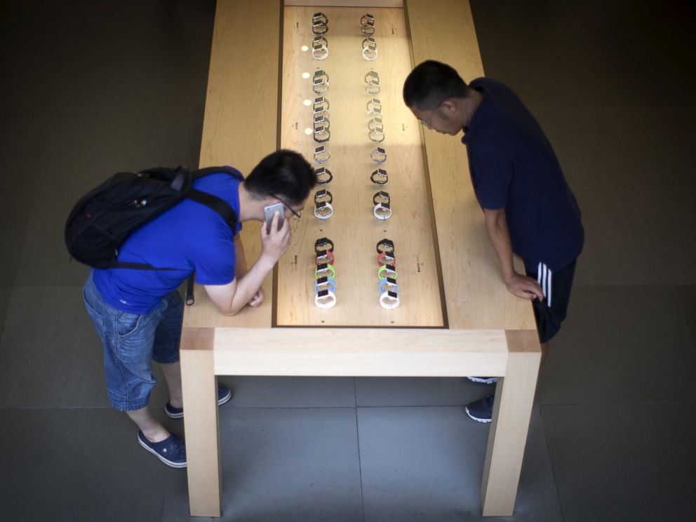PHOTO: Customers look at Apple watches inside the Apple store in New York, July 21, 2015.