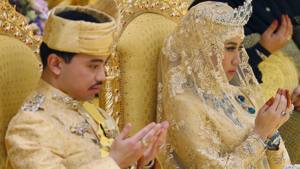 PHOTO: Brunei's newly wed royal couple, Prince Abdul Malik and Dayangku Raabi'atul 'Adawiyyah Pengiran Haji Bolkiah, pray during the "bersanding" or enthronement ceremony at their wedding in the Nurul Iman Palace in Bandar Seri Begawan April 12, 2015. 