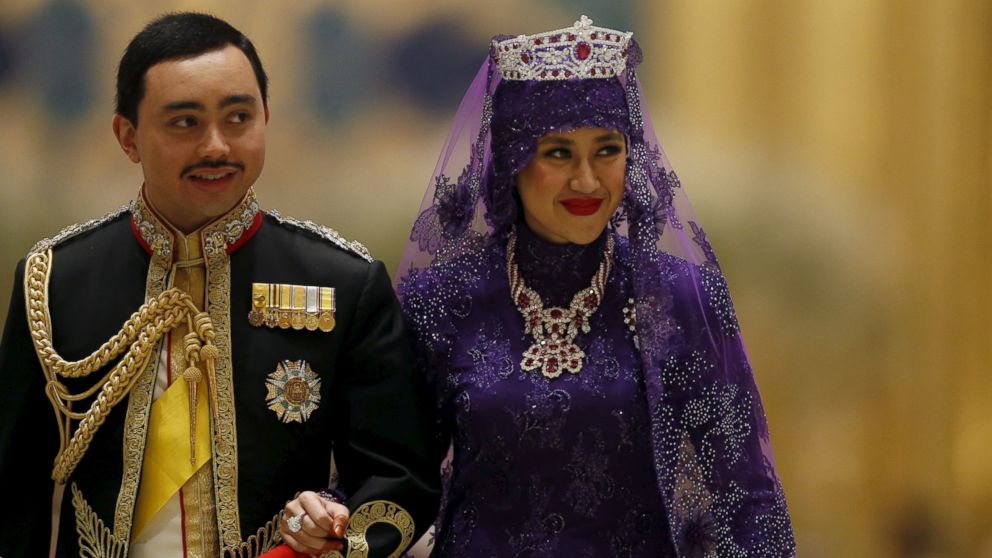 PHOTO: Brunei's newly wed royal couple, Prince Abdul Malik and Dayangku Raabi'atul 'Adawiyyah Pengiran Haji Bolkiah, leave the royal wedding banquet at the Nurul Iman Palace in Bandar Seri Begawan, April 12, 2015. 