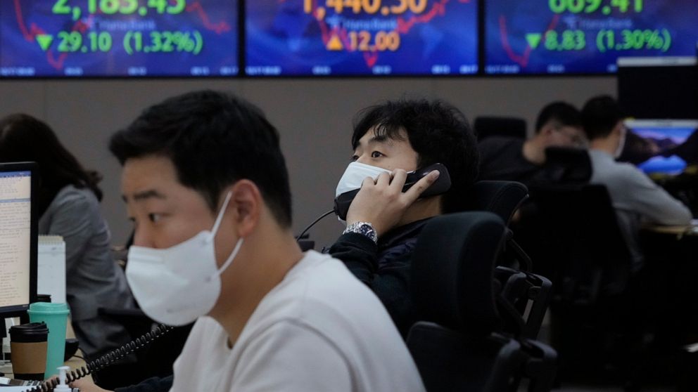 A currency trader talks on the phone at the foreign exchange dealing room of the KEB Hana Bank headquarters in Seoul, South Korea, Monday, Oct. 17, 2022. Asian shares were mostly lower Monday as investors kept their eyes on the weeklong Communist Par