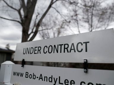 US pending home sales fell 2.2 percent in December