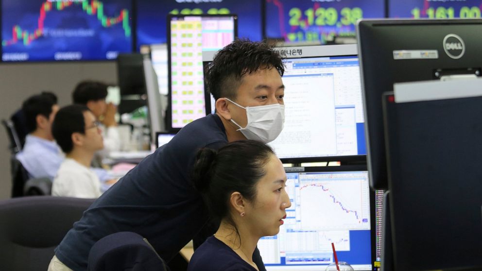 Currency traders watch monitors at the foreign exchange dealing room of the KEB Hana Bank headquarters in Seoul, South Korea, Friday, June 21, 2019. Shares retreated in Asia on Friday after a broad rally for stocks drove the S&P 500 index to an all-t
