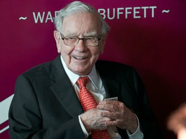 Warren Buffett's firm reports $2.7B loss on investment drop thumbnail