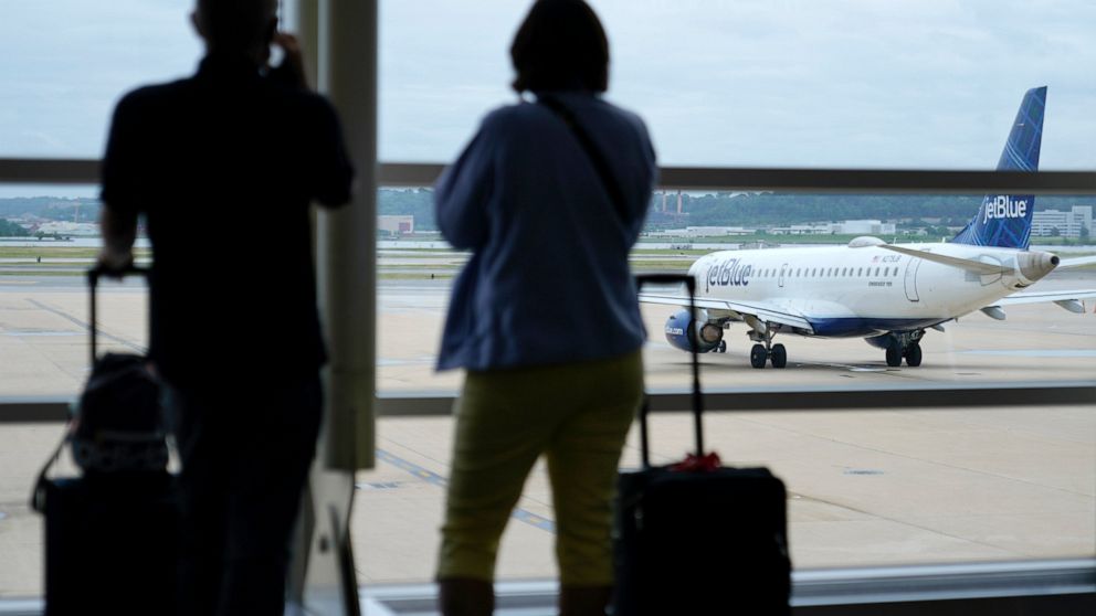 White House presses airlines to get employees vaccinated