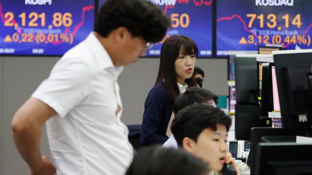 Currency traders work at the foreign exchange dealing room of the KEB Hana Bank headquarters in Seoul, South Korea, Wednesday, June 26, 2019. Asian shares were mostly lower Wednesday as investors awaited developments on the trade friction between the