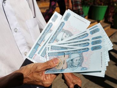 Myanmar orders foreign money held by banks changed to kyats thumbnail