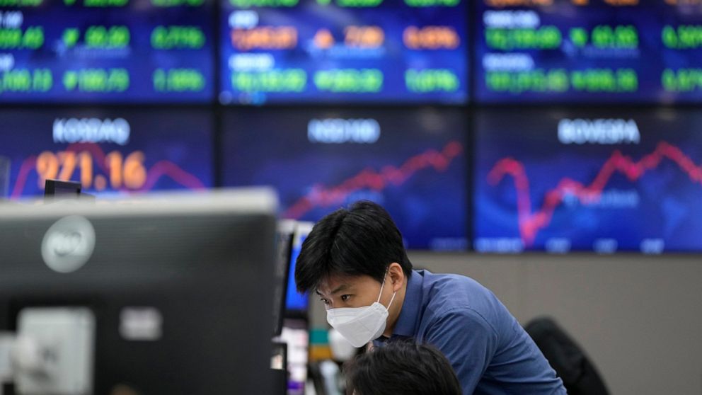 Global shares mostly rise despite mounting omicron worries